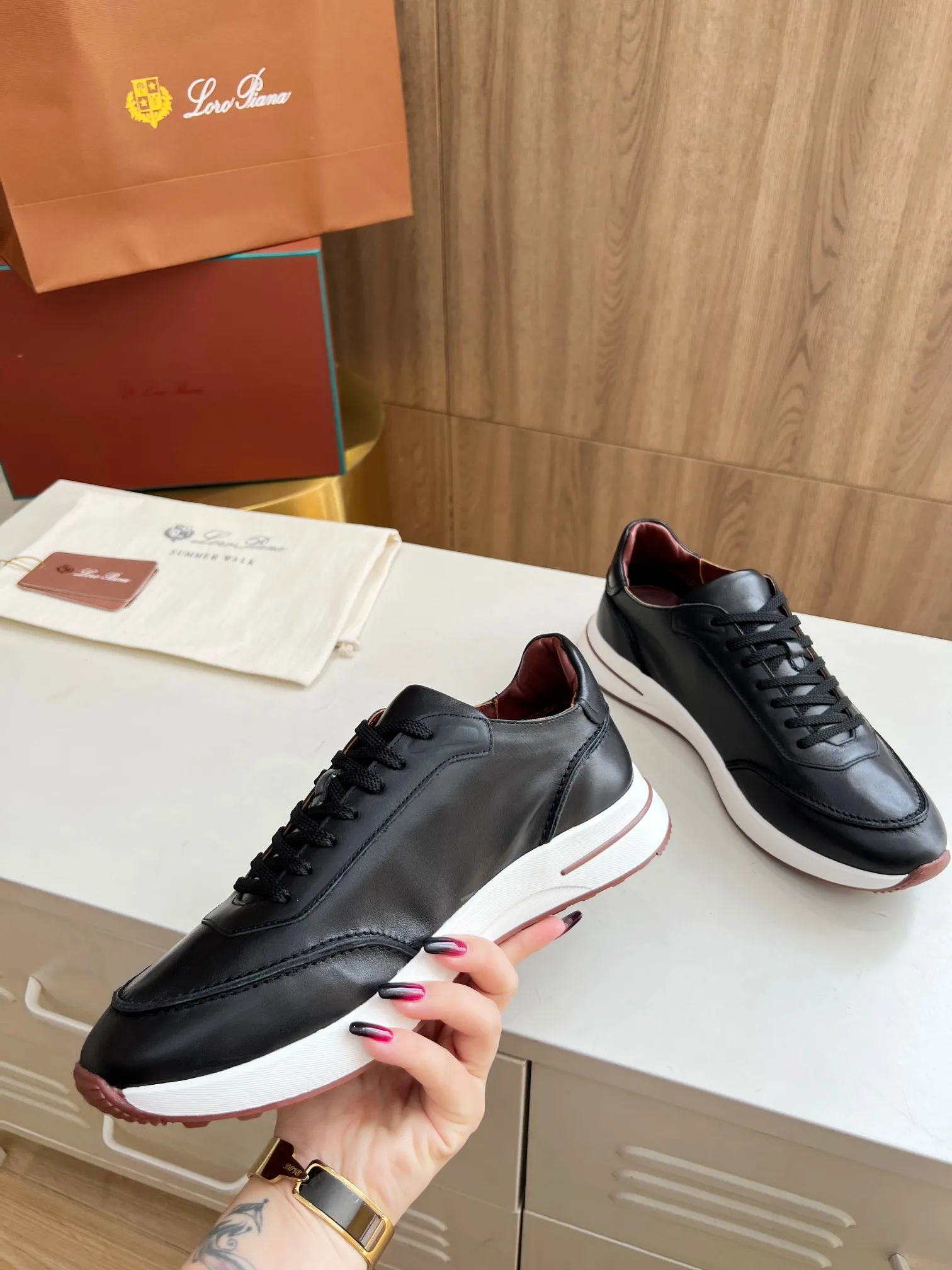 Men's Men's Shoes 💰620 👑Loro Piana* Purchase the original 1:1 copy. Founded the existing Loro Piana company on April 24, 1924. It is now the sixth generation of family business, providing high-quality products to customers who are discerning about taste and quality. Imported calfskin fabrics. The interior is made of imported A-grade water-dyed cow lining. 💝 Focus on top quality, pay for what you pay, and compare the inner details. Original authentic packaging. Code number: 39-45